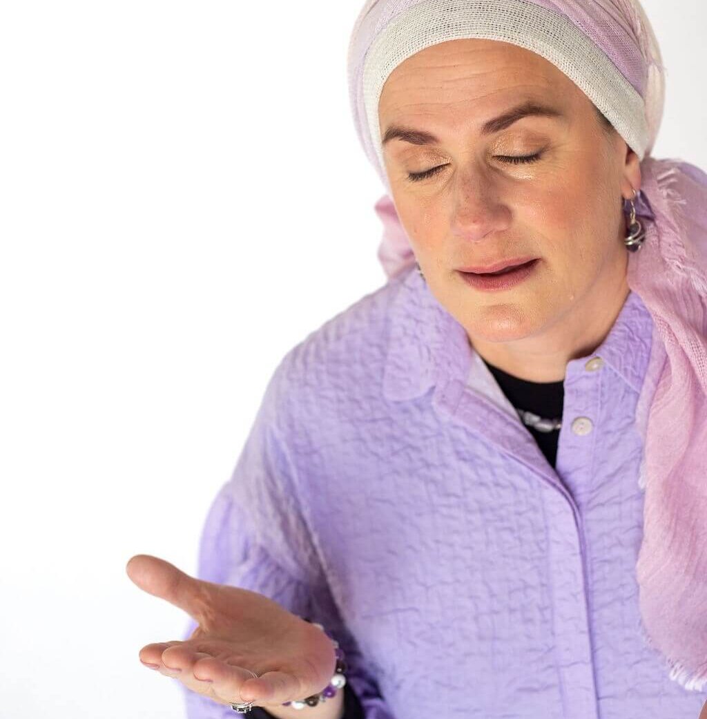 Rebbetzen Orit Esther davening